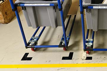 Et område til vogne er omhyggeligt markeret med gulvtape.