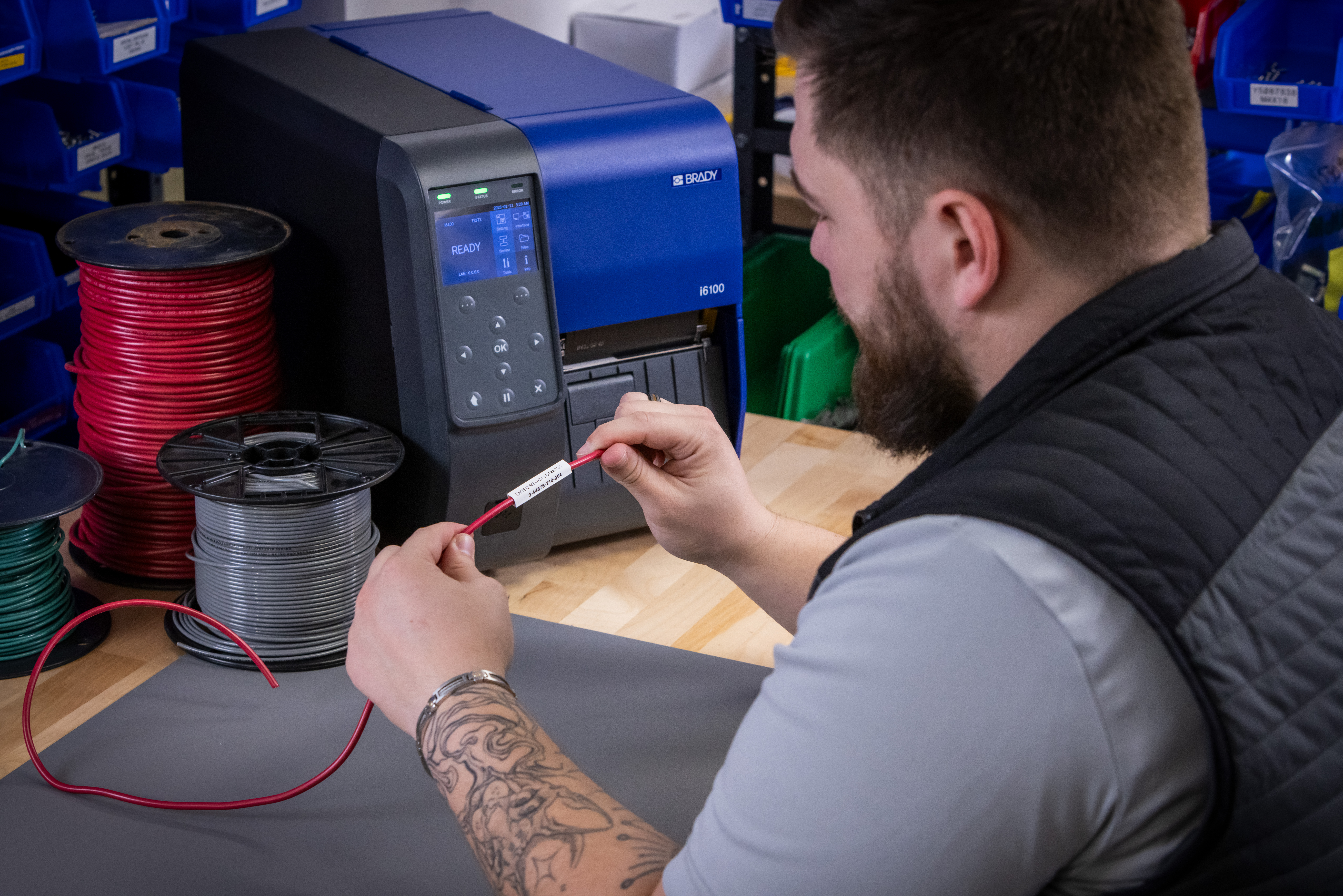 Bordprinter med kabel.