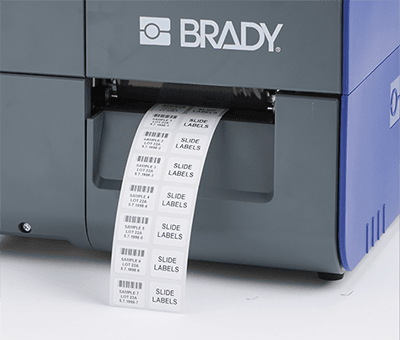Udskrevne labels uden labelmaterialespild fra en Brady i7500-printer.