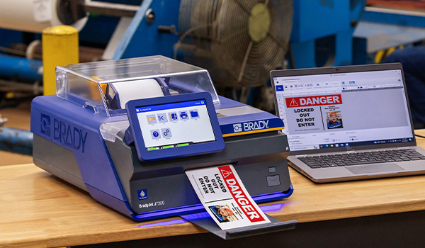 En J7300-printer på et bord i et produktionslokale.