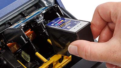 En person, der isætter en blækpatron.