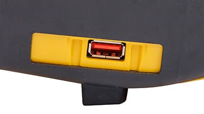 En M710, der udskriver en rulle med varmekrympende labels.