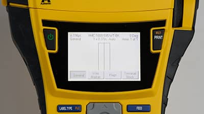 Et batteri sættes i for neden i en M710-printer.