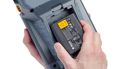 En person, der er ved at installere et højkapacitetsbatteri i en Brady M510-printer