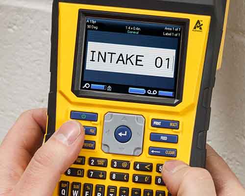 En person, som skriver på M610-printerens tastatur med begge tommelfingre.