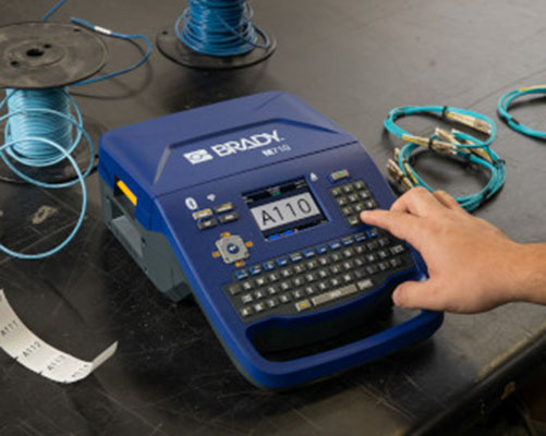 Der bruges en app på en telefon til at udskrive på M710-labelprinteren.