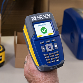 En Brady V4500-scanner viser en bekræftelse på, at et sæt er korrekt
