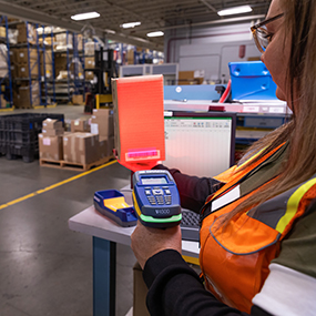 En kvinde bruger en Brady 4500 til registrering under udpakning