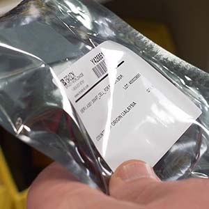 En stregkode trykt på en skinnende plastikpose.