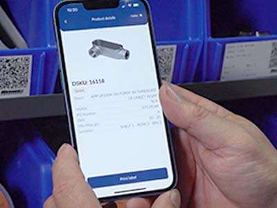 En person, der anvender sin egen mobilapp til at udskrive labels.