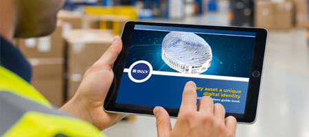 En arbejder konsulterer guidebogen på en tablet